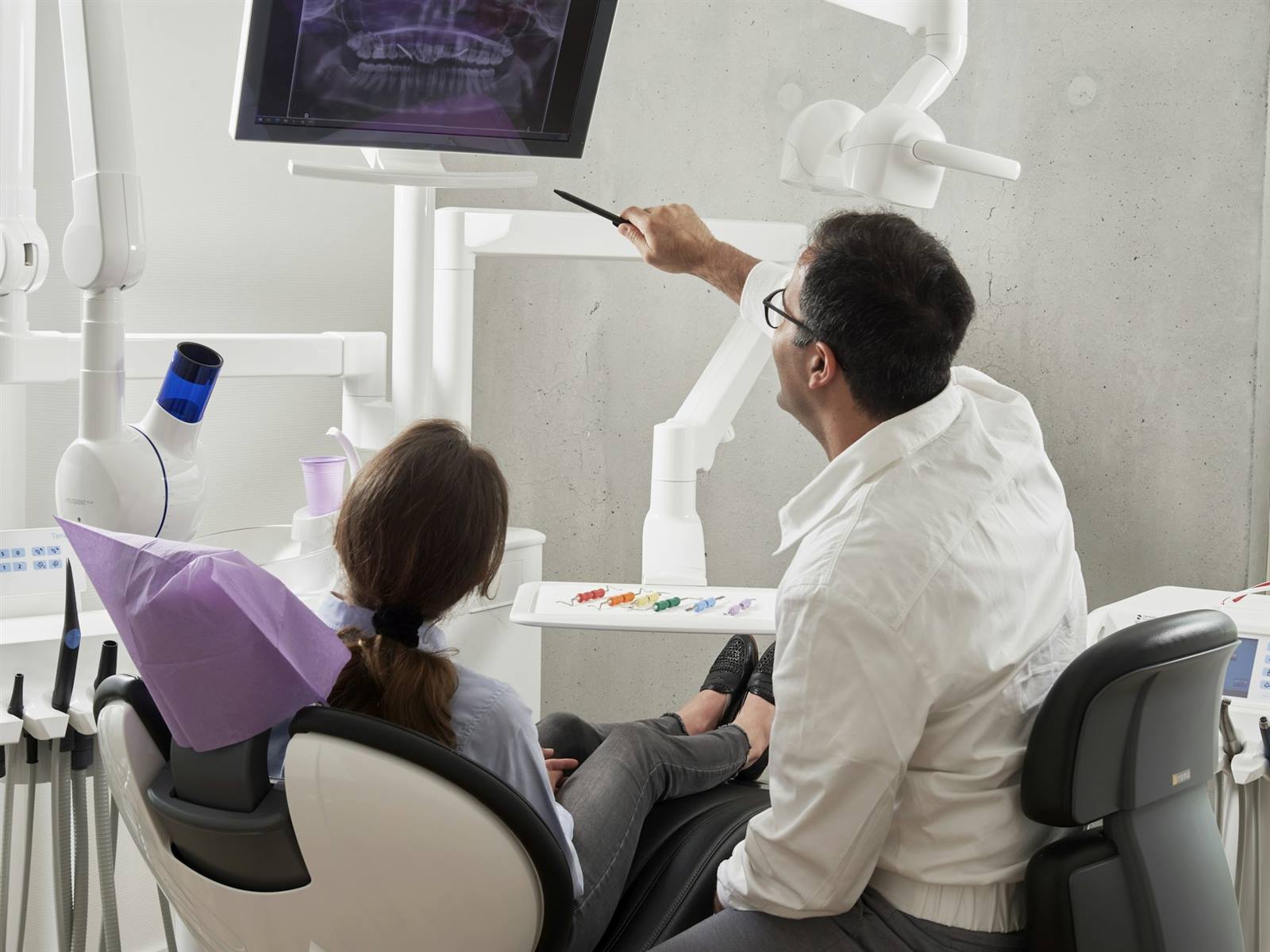 Recepción de una clínica atendiendo con sistema digital